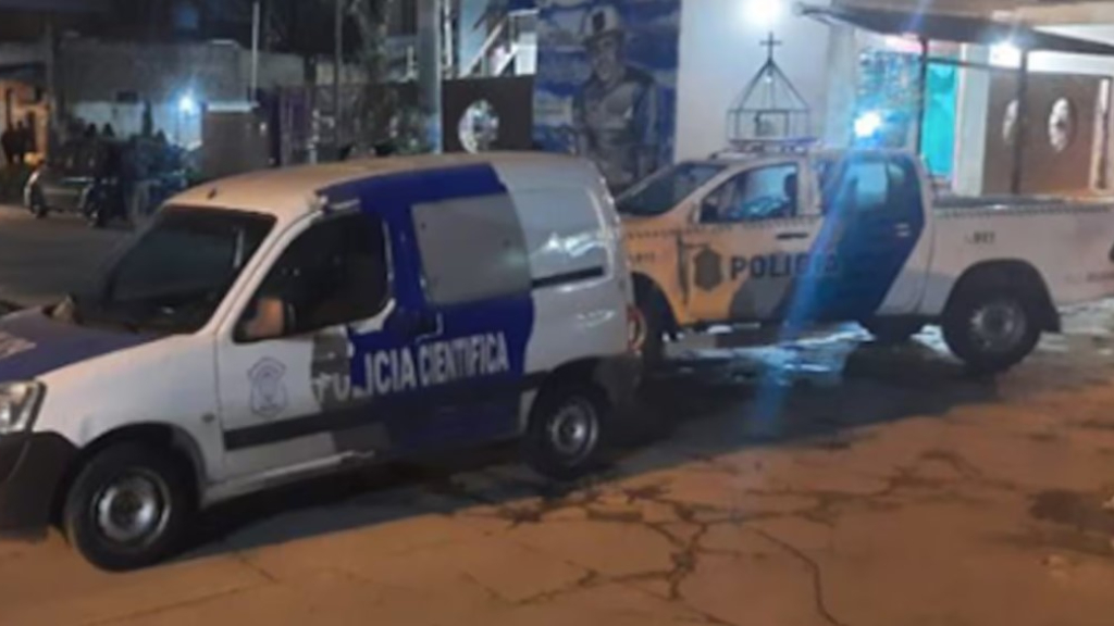 En el barrio, la consigna policial estuvo hasta altas horas de la noche de ayer para relevar datos y determinar quiénes más habían atacado a la pareja de policías.