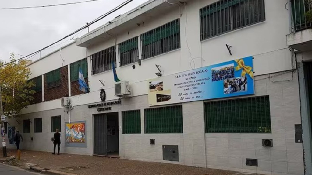 La escuela Félix Bogado de Ramos Mejía, donde un alumno apuñaló a un compañero por una deuda de $ 14.000.