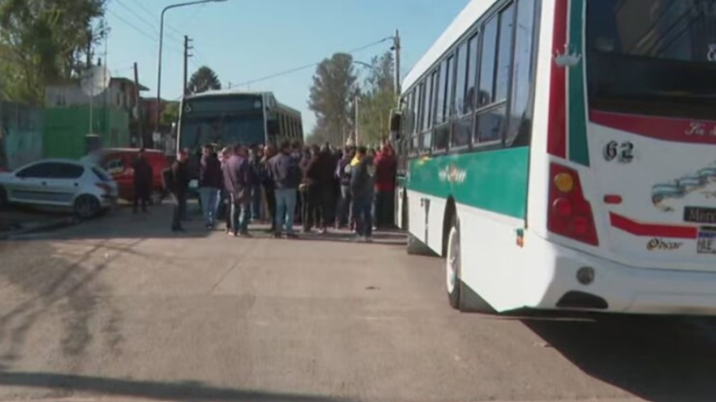 Choferes de la Línea 391 de José C. Paz seguían este martes a la tarde en estado de alerta y movilización.