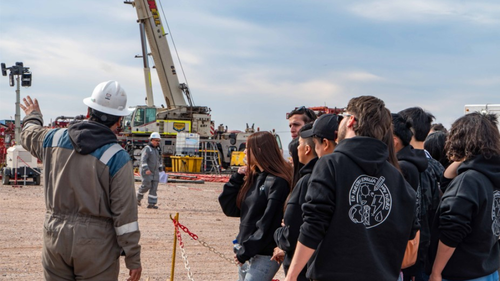 En Vaca Muerta, los becarios se interiorizaron sobre el trabajo integral que se desarrolla en la planta neuquina.