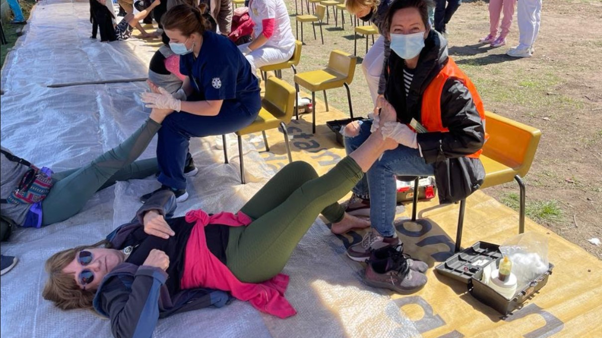 Los masajes en los pies de los peregrinos son clave para que muchos fieles que realizan la Peregrinación a Luján puedan cumplir el objetivo de llegar a la Basílica tras 60 kilómetros de caminata.