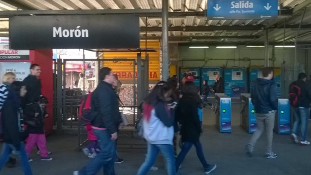 Miles de usuarios se movilizan a diario desde la estación Morón del tren Sarmiento.