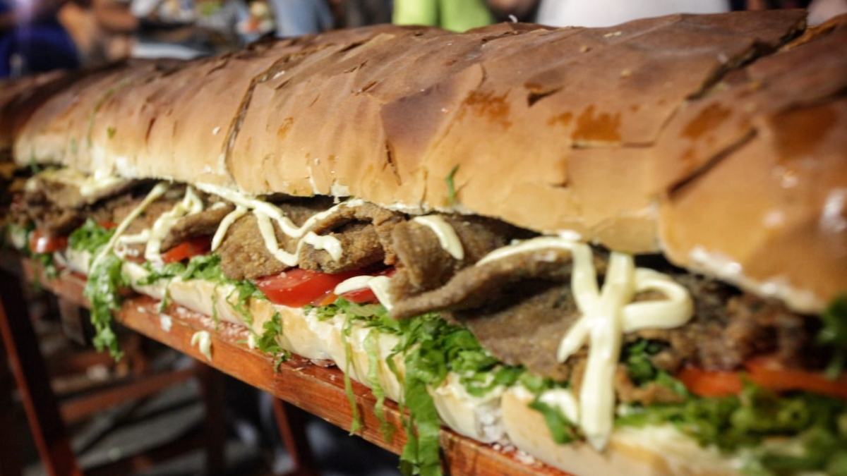 El sánguche de milanesa es uno de los grandes platos del bodegón Lo de Lucas de Escobar, que hora va por el récord Guinness del mundo.