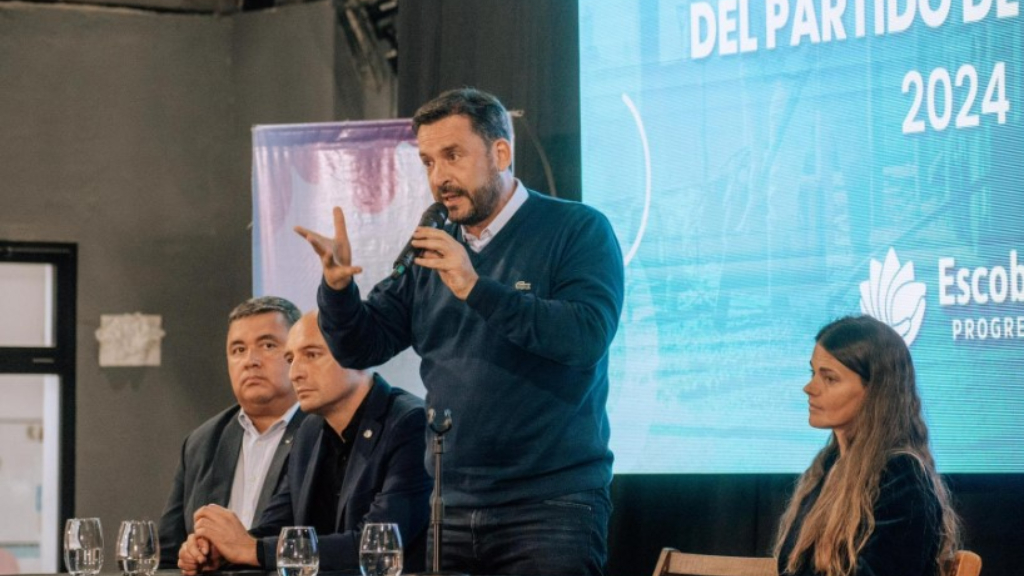 El intendente Ariel Sujarchuk, durante la presentación de las obras públicas realizadas y a realizar en el distrito.