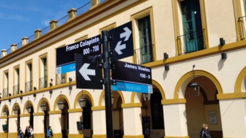 Algún vivillo pegó un calco sobre el nombre original de la calle y la confusión se generalizó., Todo gracias al furor de Franco Colapinto.