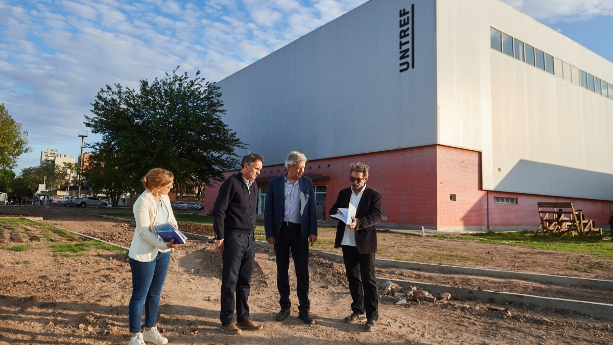 Gabriel Katopodis, ministro de Infraestructura bonaerense, junto al rector de la Universidad de Tres de Febrero, Martín Kauffman, durante una recorrida por la sede Lynch de la UNTREF.