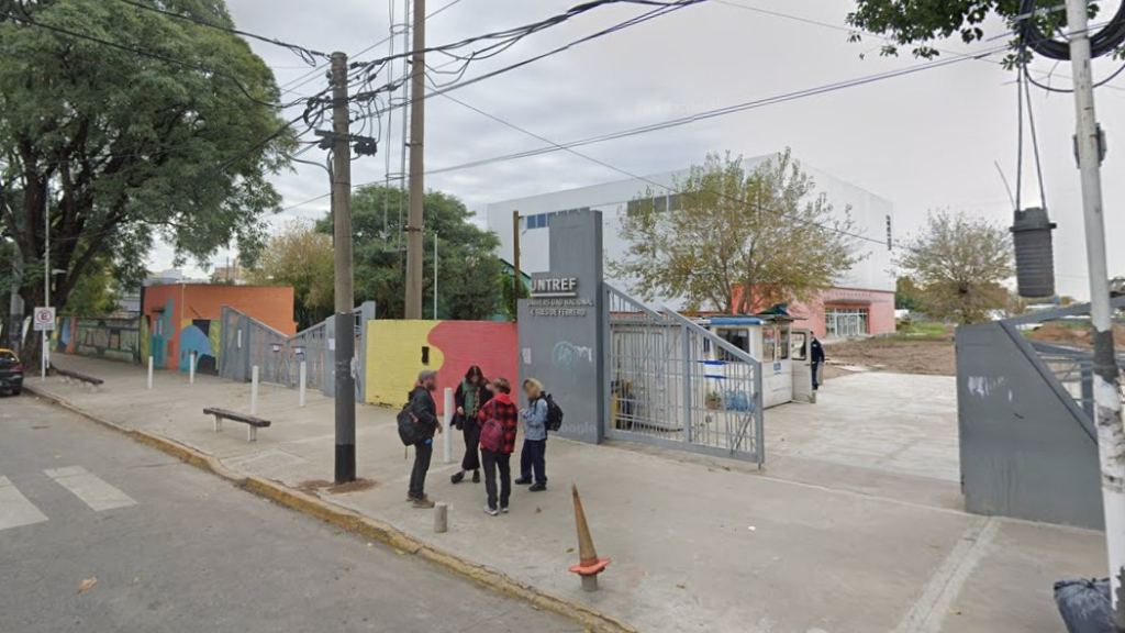 La sede de la Universidad de Tres de Febrero ubicada junto a la estación Lynch del ferrocarril Urquiza es el lugar elegido por Provincia para finalizar las obras.