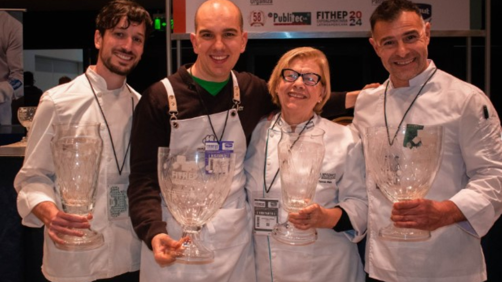 Teresa Pinto Lanzillotta, la creadora del mejor pan dulce genovés de Argentina, rodeada de otros ganadores en el campeonato nacional.