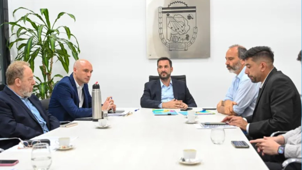 El intendente de Escobar, Ariel Sujarchuk, y el rector de la Universidad de Tres de Febrero, Martín Kaufmann, durante la firma del convenio.