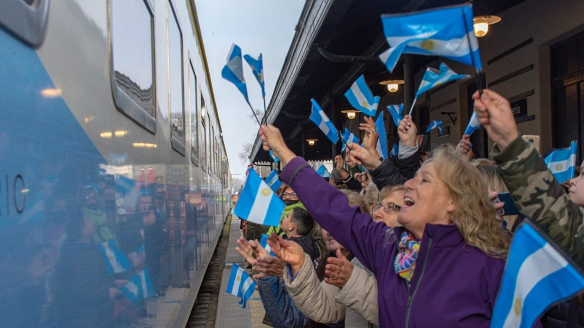 Una imagen del regreso del trena Pehuajó en 2022, tras ser reestablecido por el gobierno de Alberto Fernández. Macri lo había cerrado durante su gestión, como ahora piensa hacer Javier Milei.