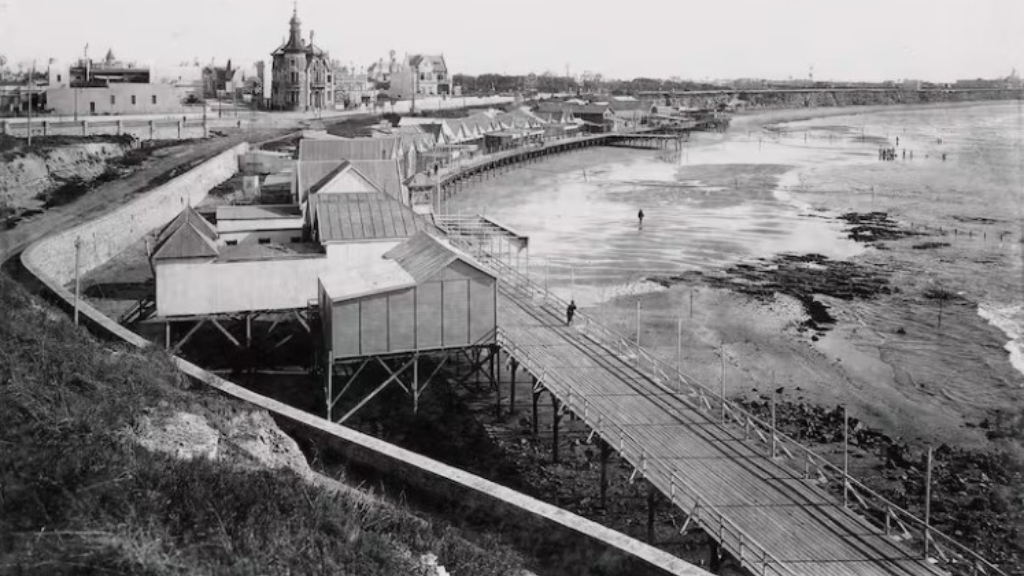 La primera rambla de Mar del Plata fue hecha en madera a inicios del siglo XX, luego la cambiaron por otra de hierro.