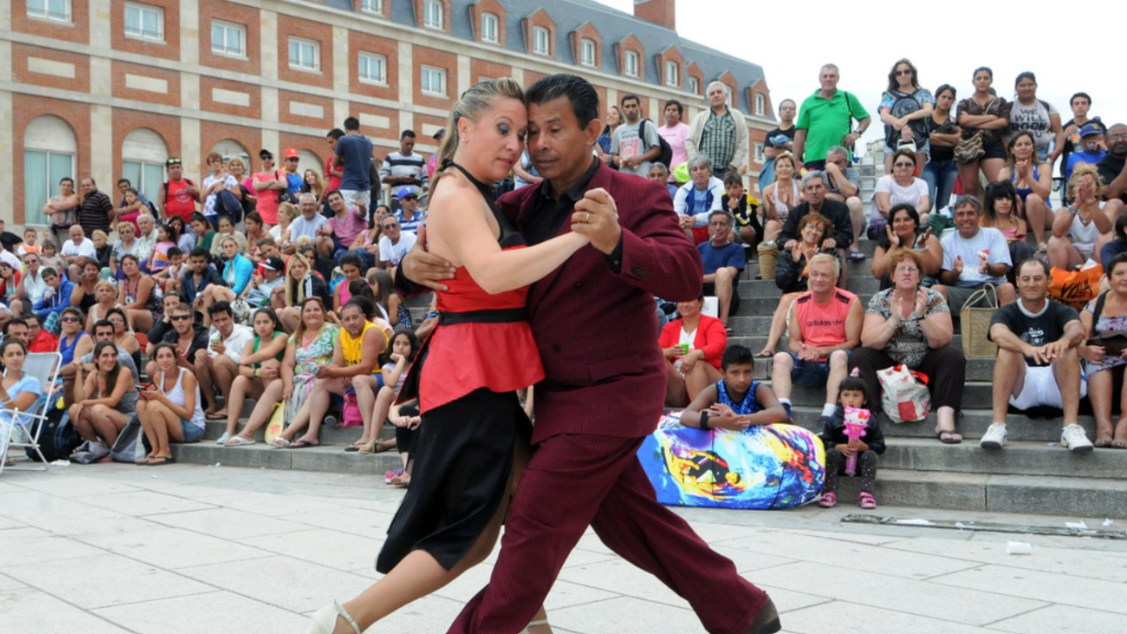 La rambla marplatense es el epicentro de infinidad de actividades culturales durante las temporadas de verano.