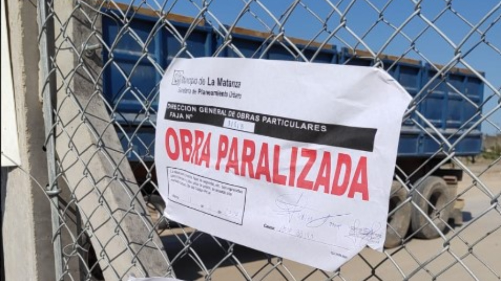 El cartel de clausura de obra que puso la Municipalidad de La Matanza en el predio de Mercado Libre.