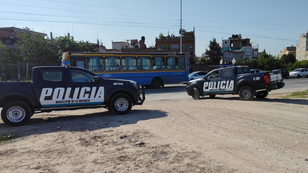 Patrulleros del municipio de La Matanza custodian los accesos al predio que construía Mercado Libre en el Mercado Central.