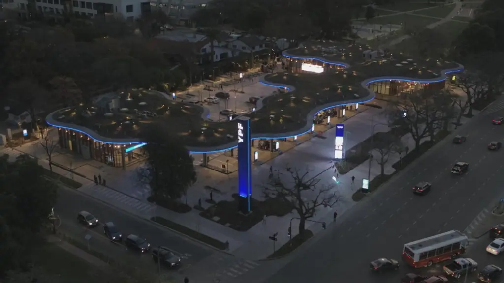 Una impactante vista aérea de la estación de servicio OPESSA Alcorta, de YPF.