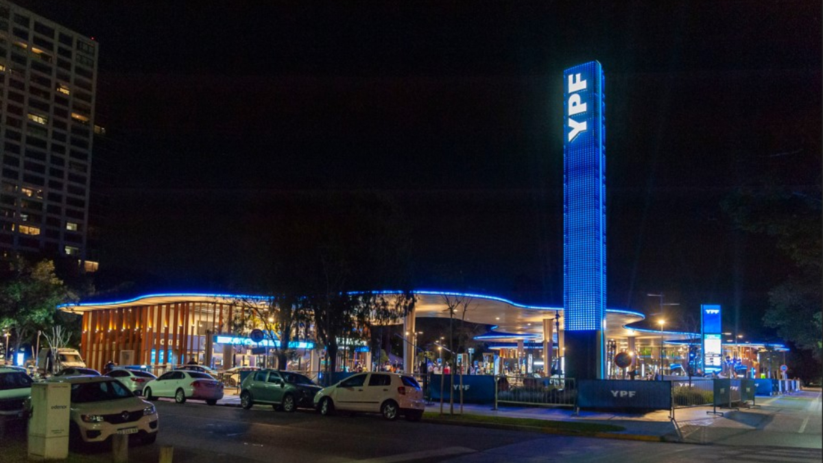 La majestuosa estación de servicio OPESSA Alcorta de YPF, en Echeverría y Figueroa Alcorta.