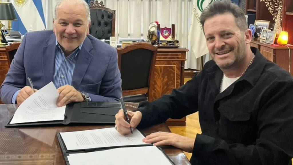 El rector de la Universidad de La Matanza, Daniel Martínez, y el administrador de Campanópolis, Oscar Campana, durante la firma del convenio de reciprocidad.