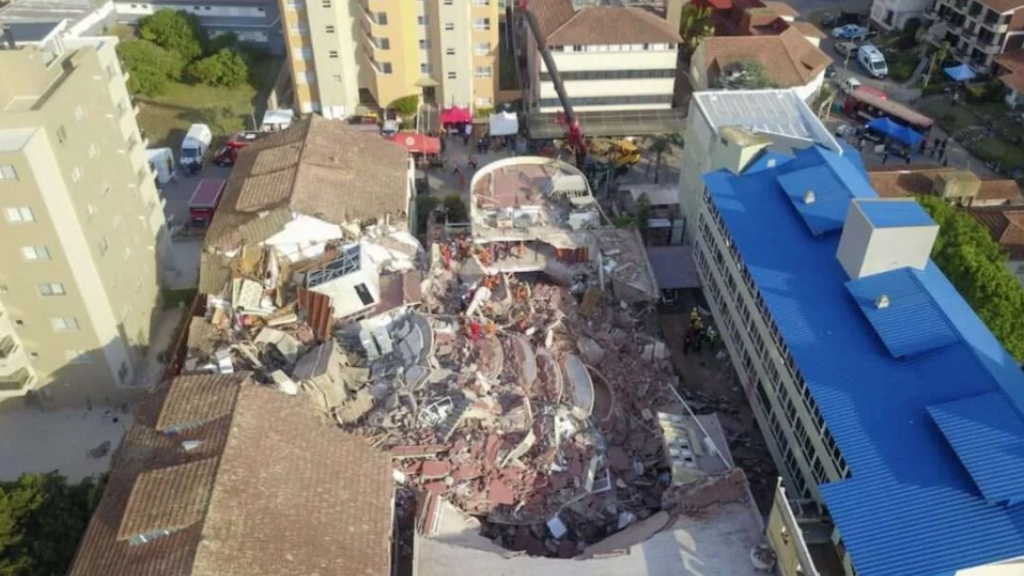 La impactante vista aérea del derrumbe del Hotel Dubrovnik, en Villa Gesell. Allí los bomberos siguen removiendo escombros en busca de los desaparecidos.