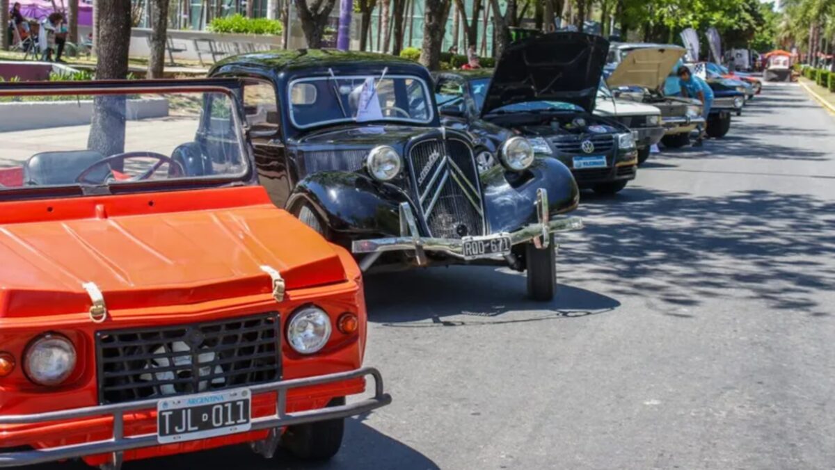 Campana, autos clásicos, exposición