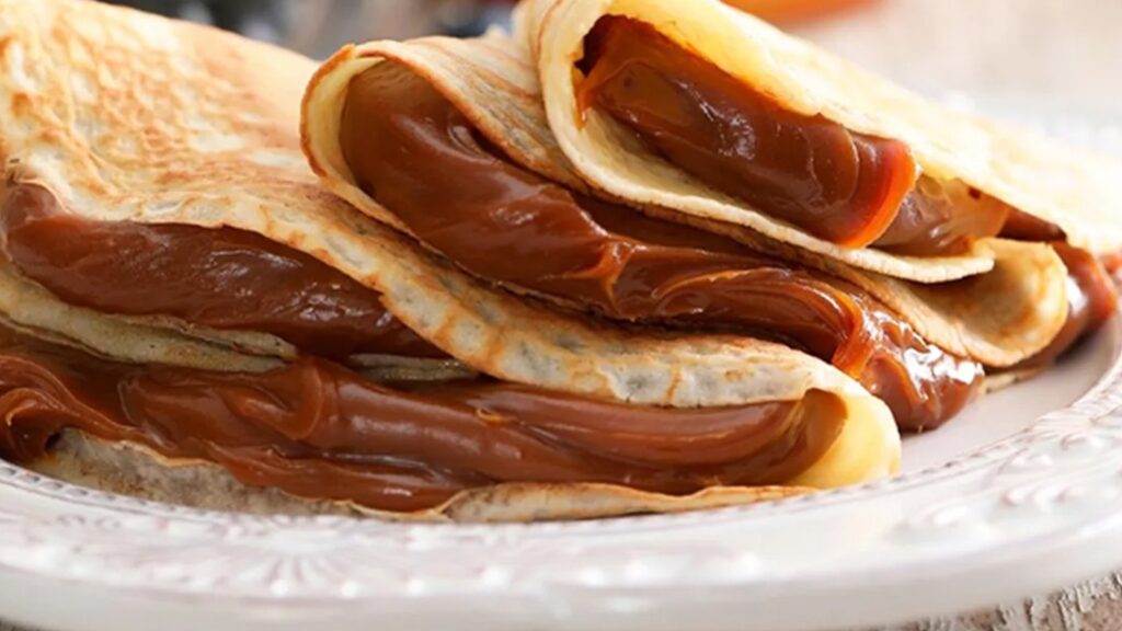 panqueques con dulce de leche, $10