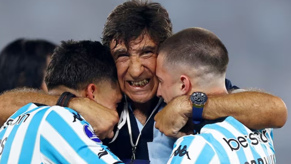 El abrazo de Gustavo Costas con sus jugadores luego de la clasificación a la final de Racing.