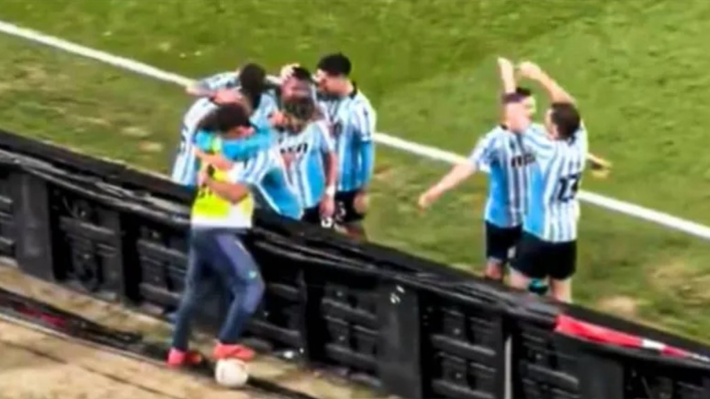 Los jugadores de Racing fueron a abrazar al pibe Santoro luego del segundo gol.