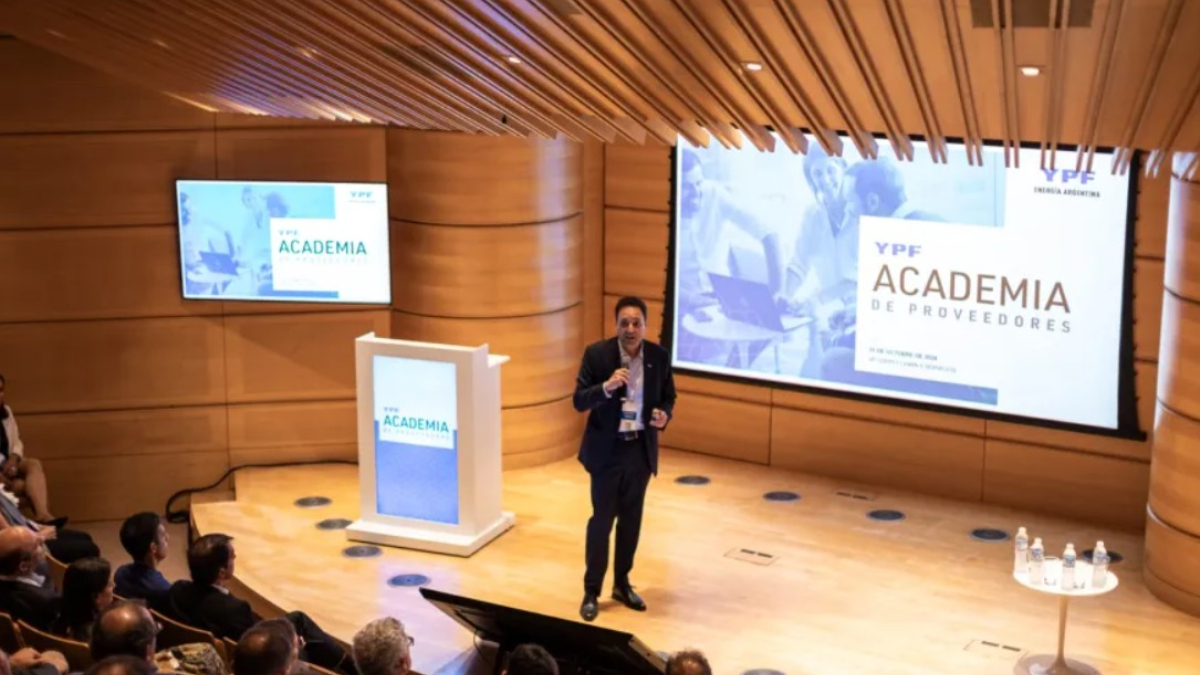 El lanzamiento de Academia de Proveedores de YPF se realizó ante un auditorio lleno de empresarios.