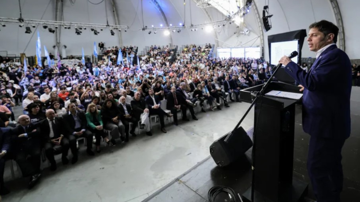 El gobernador de la Provincia de Buenos Aires, Axel Kicillof, durante el acto de la firma de los convenios para retomar las obras que la Nación paralizó en las universidades bonaerenses.