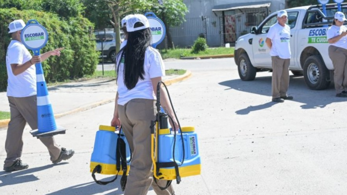 Más de 80 aplicadores trabajan en sitios estratégicos de Escobar para combatir el dengue con el nuevo biolarvicida.