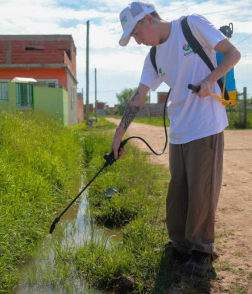 Apenas unas gotas del nuevo biolarvicida usado en Escobar alcanza para impedir la propagación del dengue en pequeños reservorios de agua.