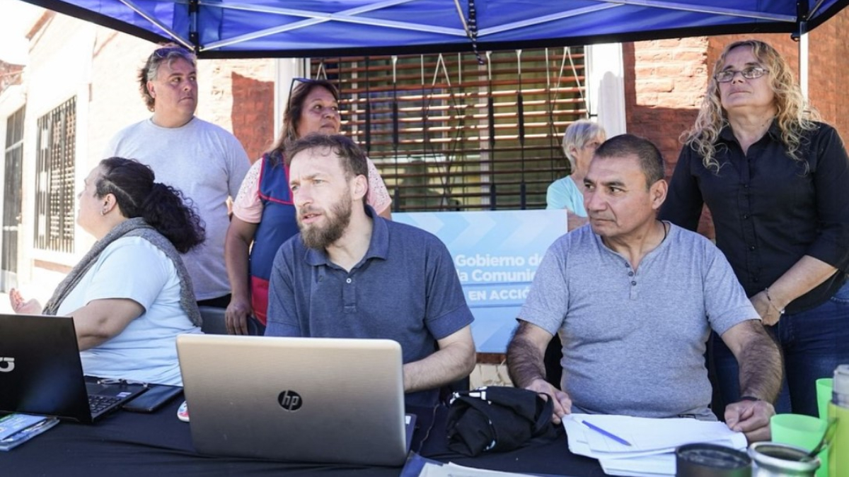 El intendente de Lomas de Zamora, Federico Otermín, sacó su oficina a la calle y en el barrio de San José recibió a los vecinos.