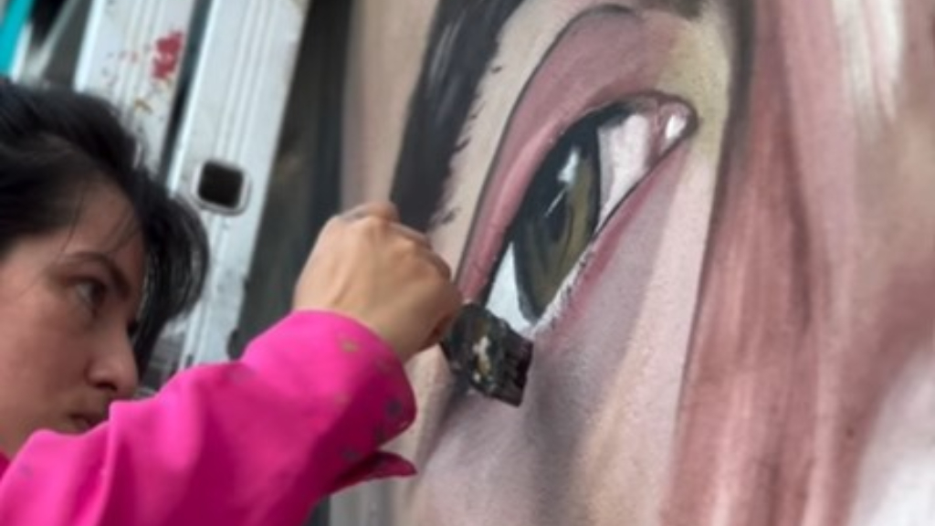 El detalle de Amy Rena, al finalizar el mural de Franco Colapinto en Luján.