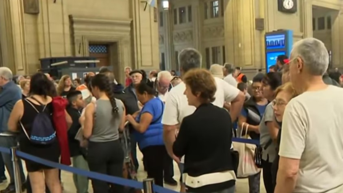 Colas en Retiro y Constitución para la venta de pasajes de trenes de larga distancia para el verano 2025.