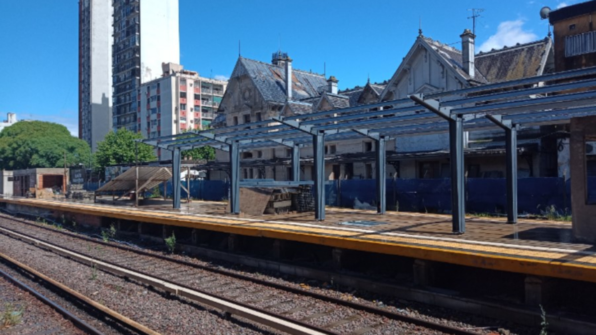 La estación Ramos Mejía del tren Sarmiento es una de las más utilizadas en la principal línea ferroviaria del Oeste del GBA.