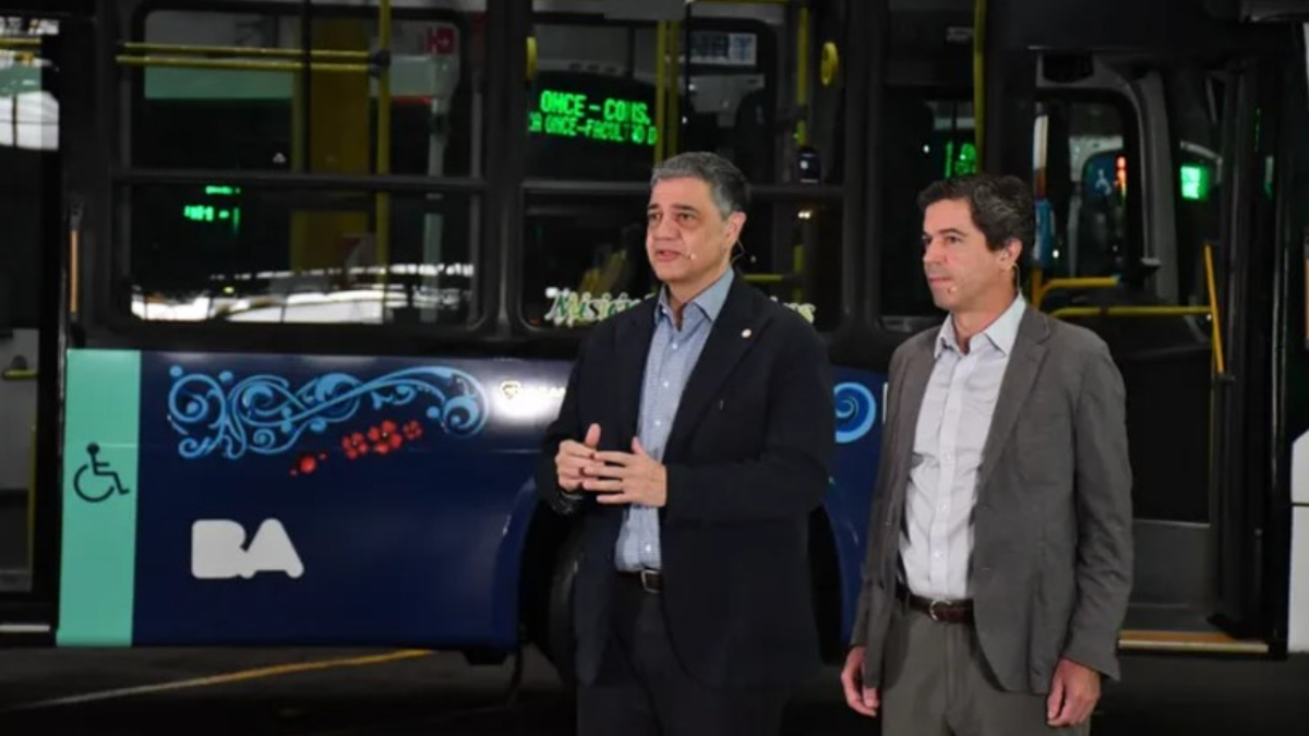 Jorge Macri presentó este miércoles a los nuevos colectivos porteños. Sus laterales serán azules y llevarán fileteados, un sello de la cultura de Buenos Aires.