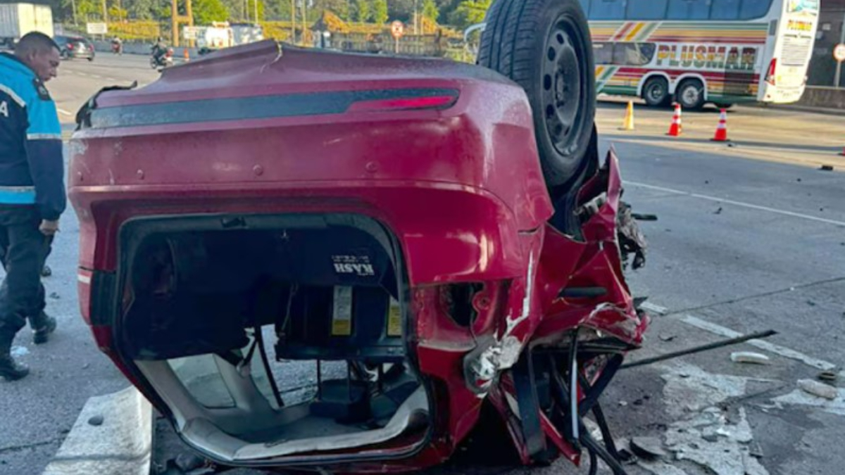 El auto quedó destrozado tras impactar en un muro de contención y luego arrasar una cabina del peaje de General Pacheco, en la Panamericana.