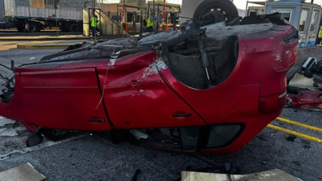 Sin trompa, sin motor y sin tres de sus cuatro ruedas. Así terminó el auto que chocó contra una cabina de peaje de la Panamericana en General Pacheco.