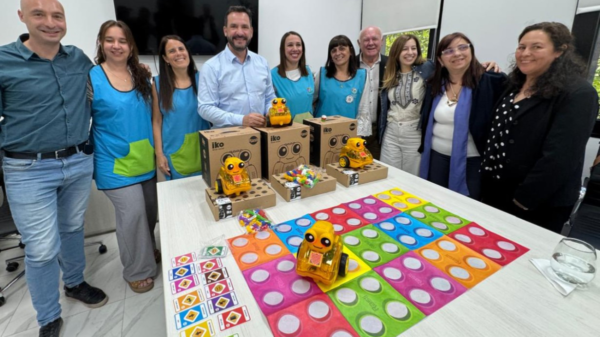 El intendente de Escobar, Ariel Sujarchuk, durante la entrega de los kits a las autoridades de los jardines municipales del distrito.