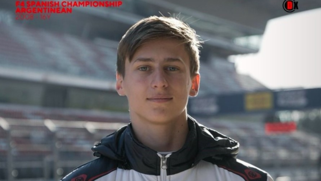 Gino Trappa, en la foto de presentación oficial del equipo Drivex Team. El pibe de San Isidro tiene 16 años y sigue el mismo camino que Colapinto.