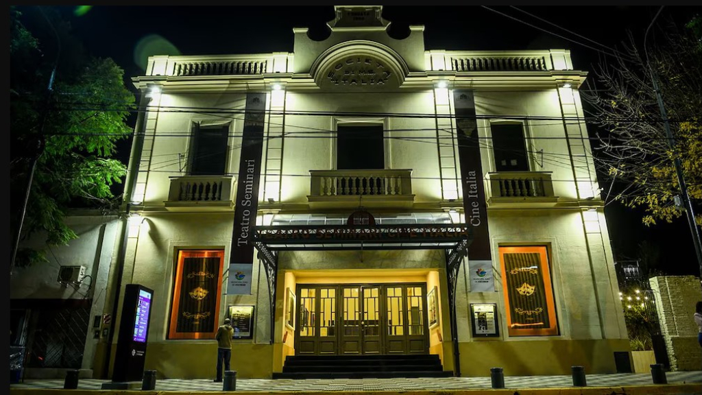 La histórica fachada del Teatro Seminari, donde el siglo pasado funcionó la Sociedad Italia de Socorros Mutuos.