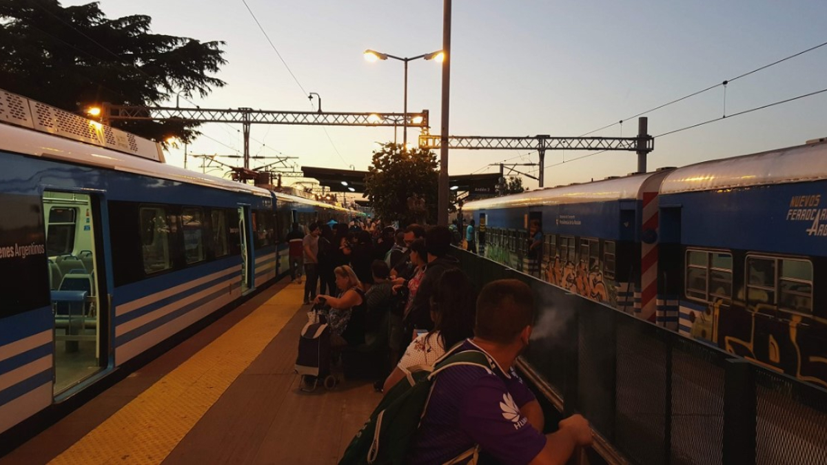 En la estación Bosques del tren Roca, en Florencio Varela los vecinos se ven obligados a realizar un trasbordo entre el eléctrico (a la izquierda de la imagen) y el servicio diesel, a la derecha.