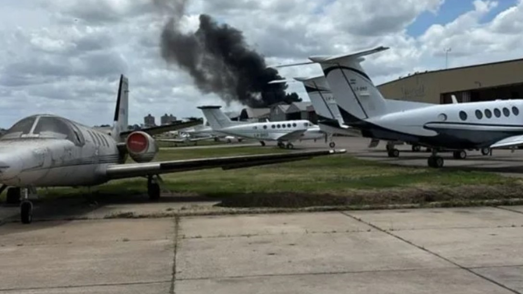 Una larga columna de humo se levantó en la parte trasera del Aeropuerto de San Fernando, tras el despiste y explosión del avión que venía de Punta del Este.