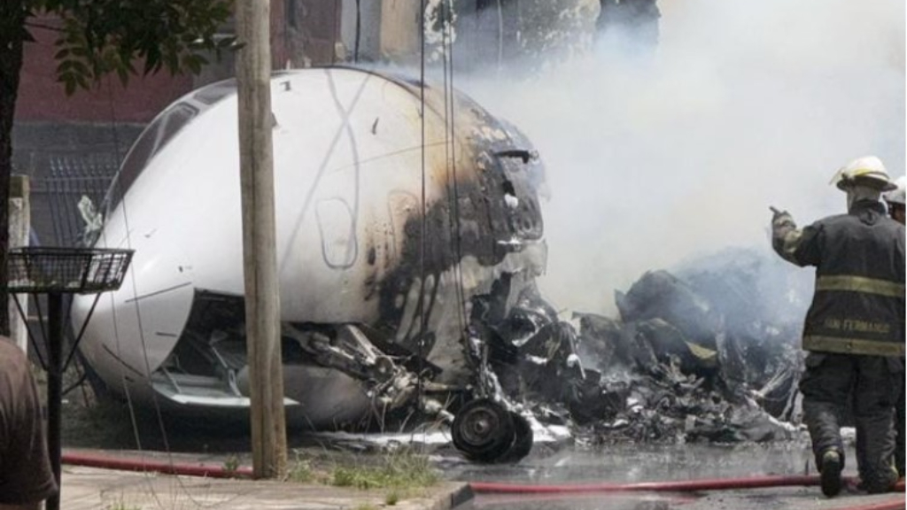 Los bomberos de San Fernando lograron apagar las llamas y extraer los cuerpos de dos víctimas fatales en las inmediaciones del aeropuerto local.