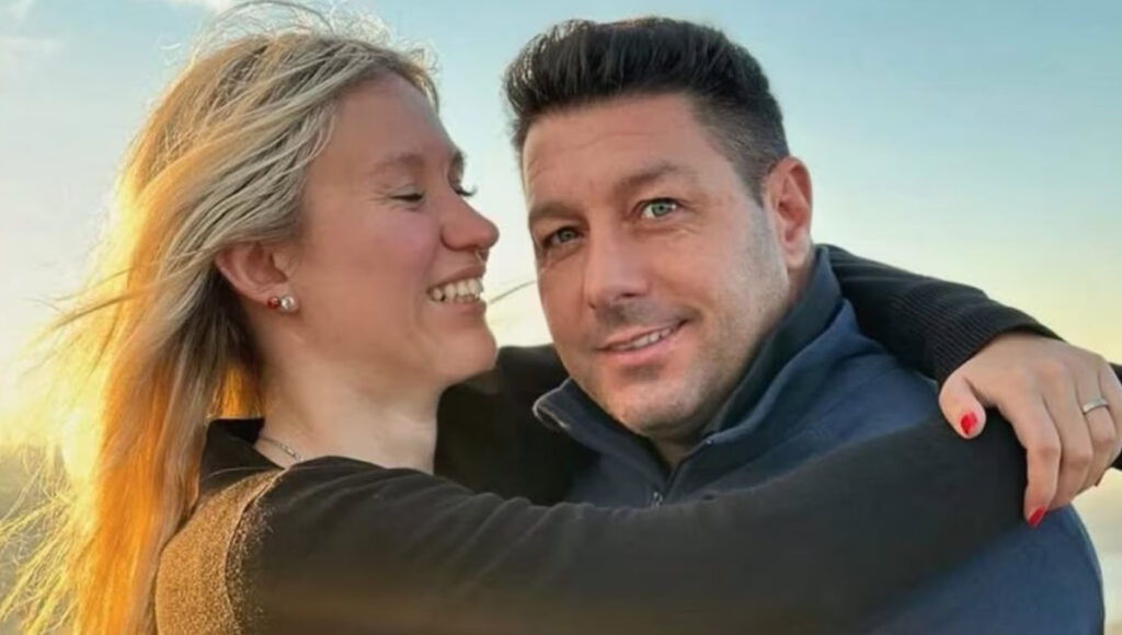 Martín Fernández Loza, el piloto fallecido del avión que se estrelló el San Fernando, junto a su pareja.