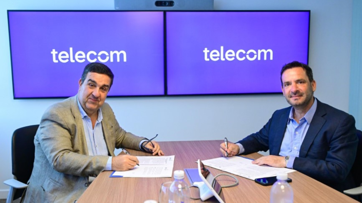 Hernán Verdaguer, de Telecom, y el intendente de Escobar, Ariel Sujarchuk, durante la firma del acuerdo para mejorar el acceso a Internet en el distrito.