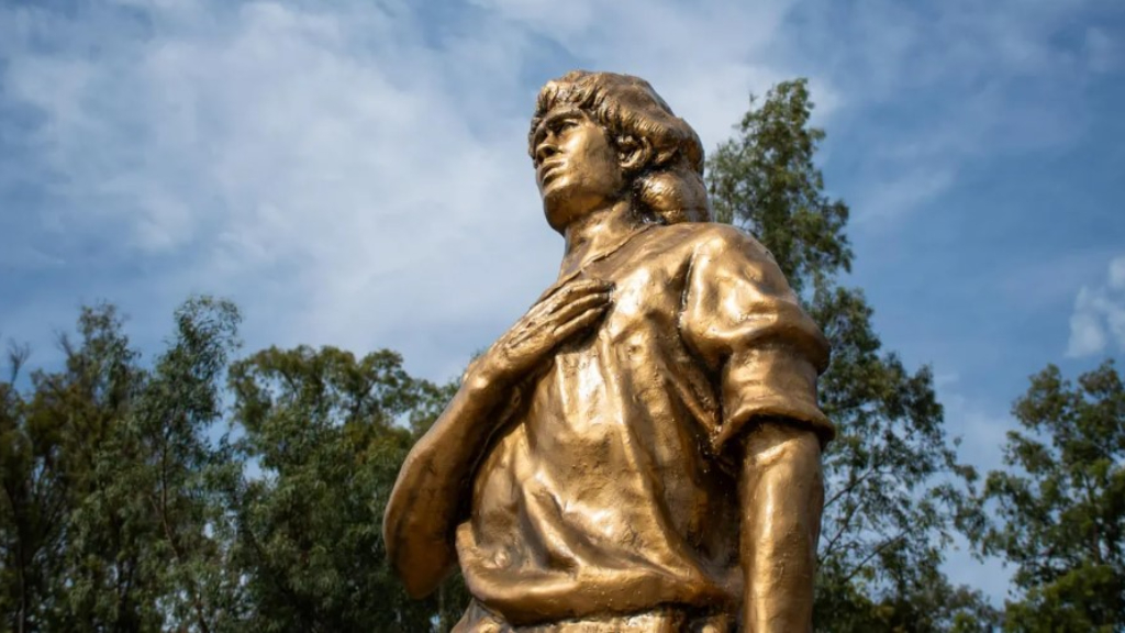 La estatua de Diego Maradona que adorna el ingreso al Polideportivo de Cuartel V.