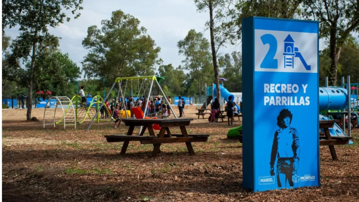 Además de canchas y espacios multiuso, el Polideportivo Diego Maradona de Cuartel V, en Moreno, cuenta con un área de juegos infantiles y parrillas.