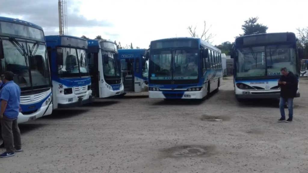 Los colectivos de la empresa 11 de Junio de Luján no salen por un conflicto con los choferes.