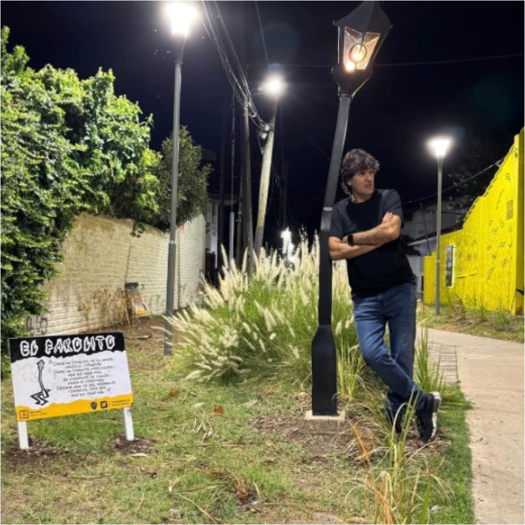 Ciro Martínez visitó el Paseo Los Piojos de Ciudad Jardín, estampó su firma en un mural y se emocionó en sus redes.