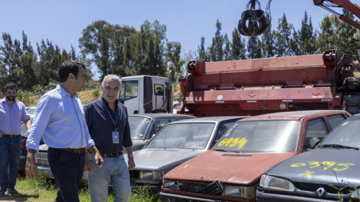 El intendente de San Isidro, Ramón Lanús, durante una recorrida por el depósito de autos abandonados que la Comuna tiene en Boulogne.